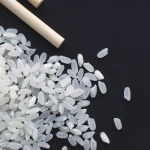 Il segreto dell’acqua di riso per capelli più forti e lucenti: guida pratica e naturale