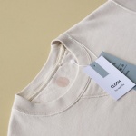 Decifrare le etichette dei vestiti: guida pratica per scegliere meglio (e farli durare di più)