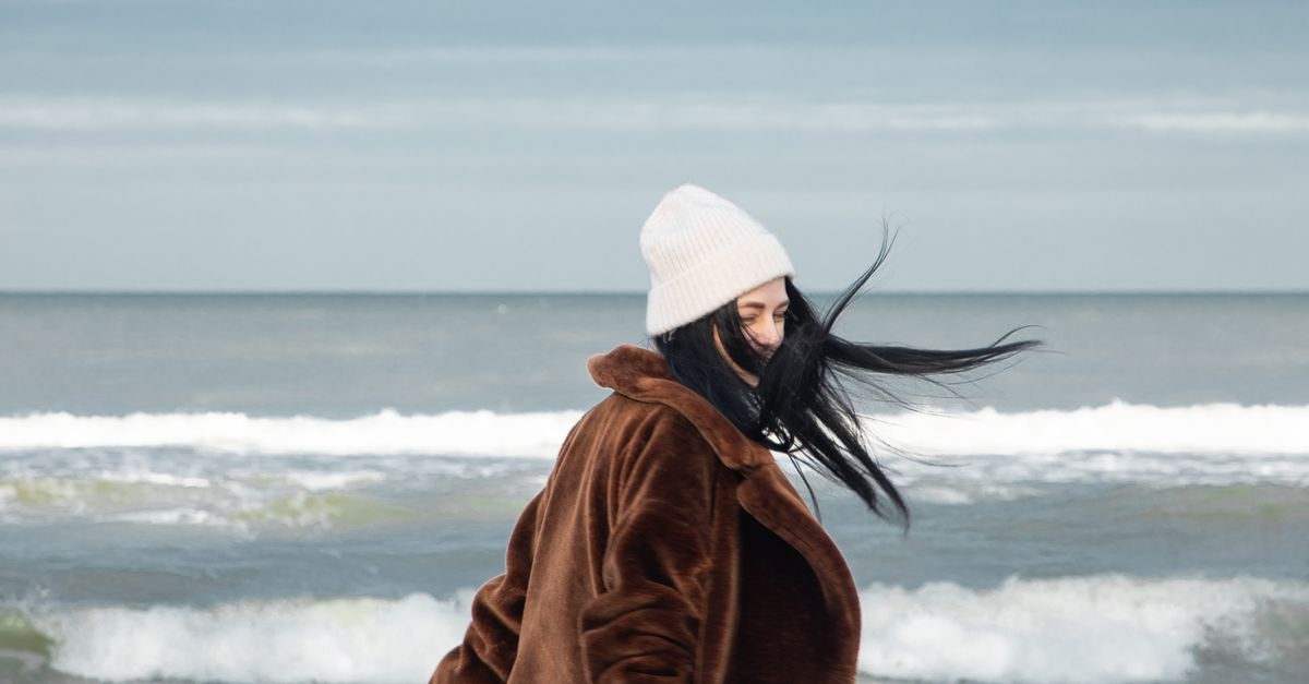 Come vestirsi con il vento freddo: 10 outfit caldi e super stilosi