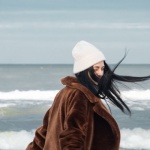 Come vestirsi con il vento freddo: 10 outfit caldi e super stilosi