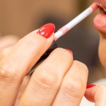 Labbra luminose, zero compromessi: guida al gloss naturale che amerai ogni giorno