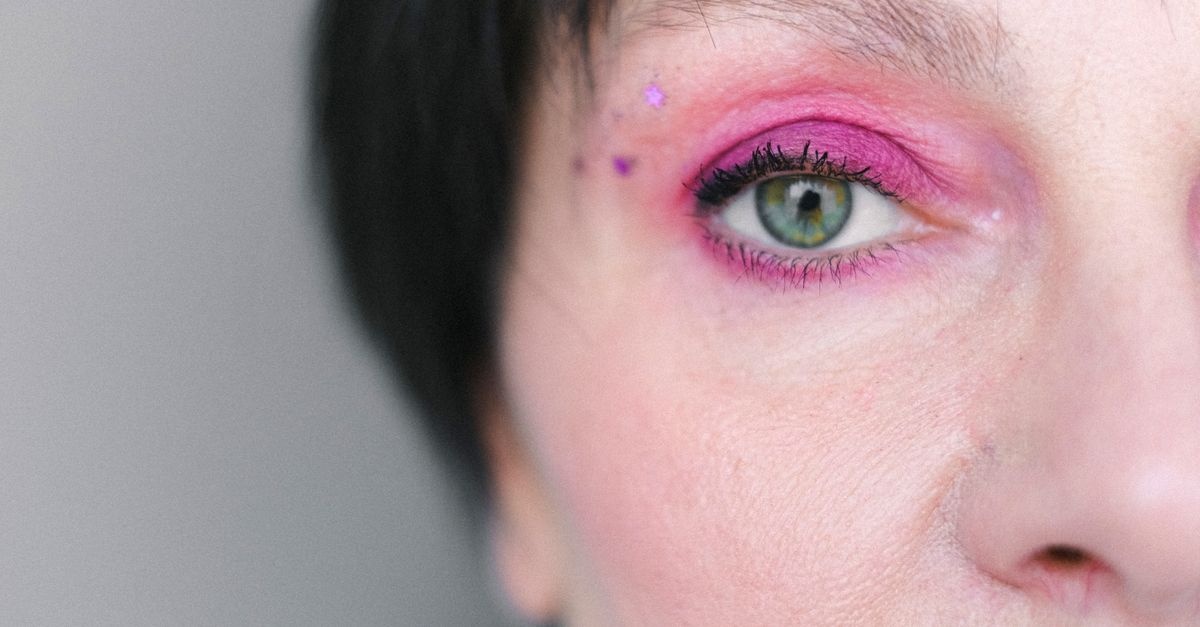 Sguardo più aperto in pochi minuti: i segreti del make-up per palpebre incappucciate