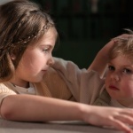Quando l’amore diventa rivalità: come gestire la gelosia tra fratelli in famiglia