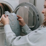 Bucato da neonato senza stress: come pulire i suoi vestitini in modo sicuro e delicato