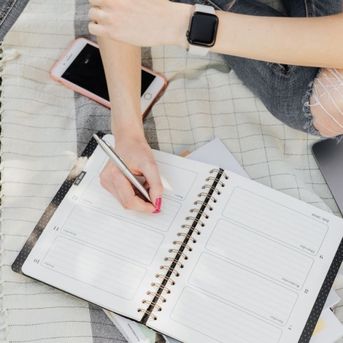 Il tuo percorso fitness al femminile: come creare un diario di allenamento che ti motivi ogni giorno
